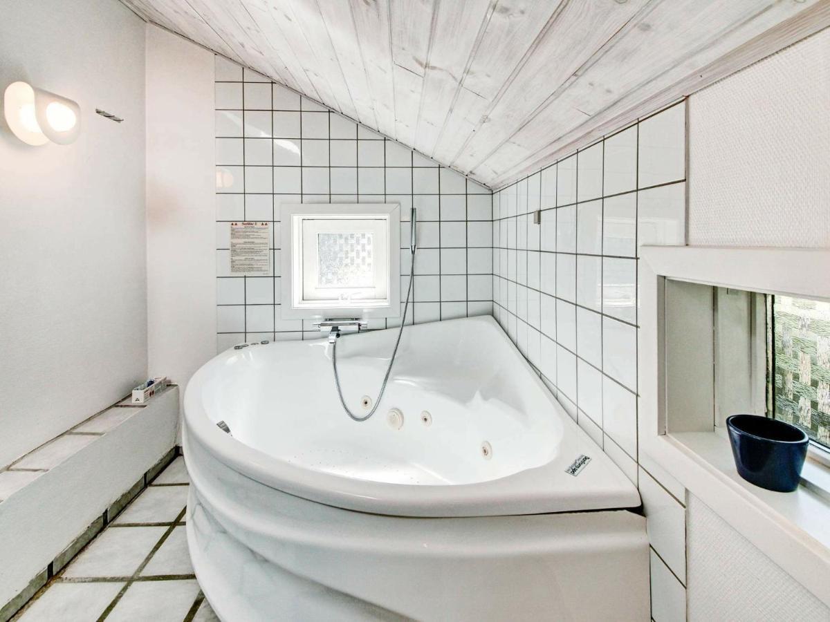 8 Person Holiday Home In Nex Vester Somarken 外观 照片